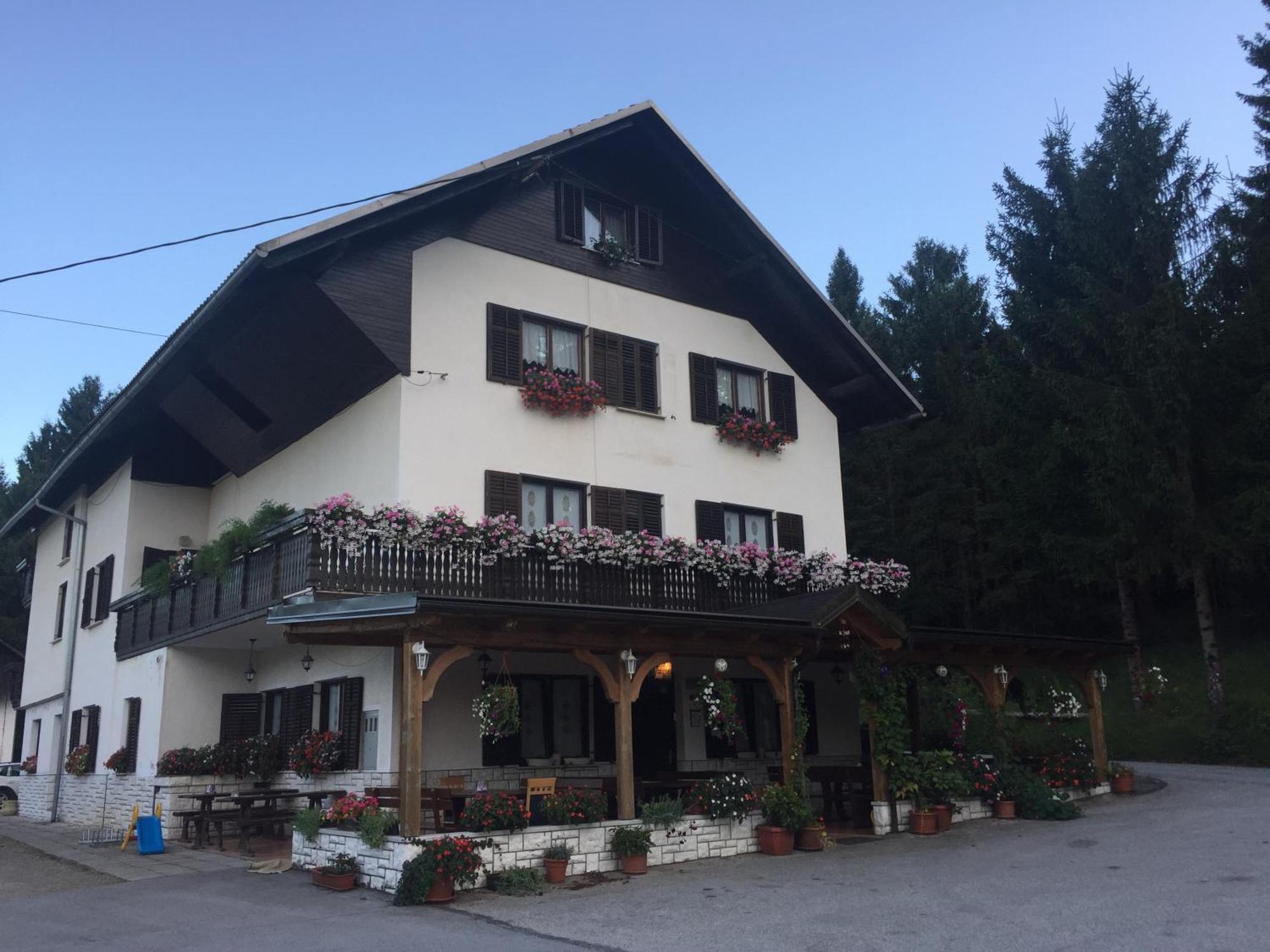 Guest House Kmecki Hram Fortuna Idrija Rom bilde