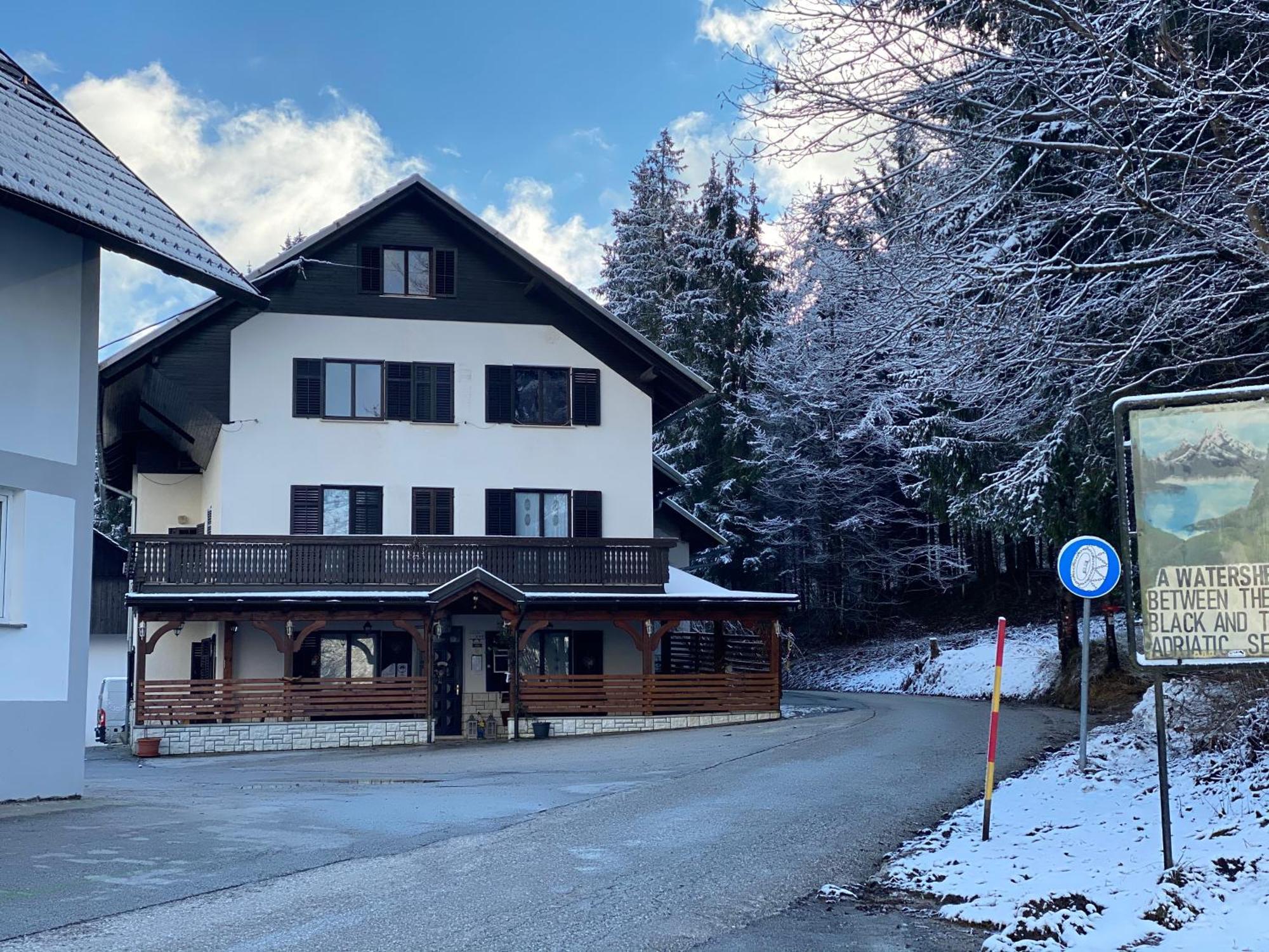 Guest House Kmecki Hram Fortuna Idrija Eksteriør bilde
