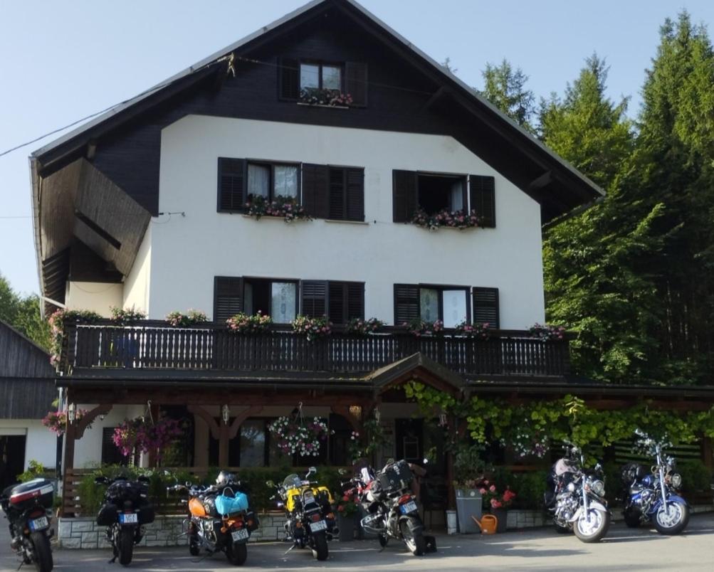 Guest House Kmecki Hram Fortuna Idrija Eksteriør bilde